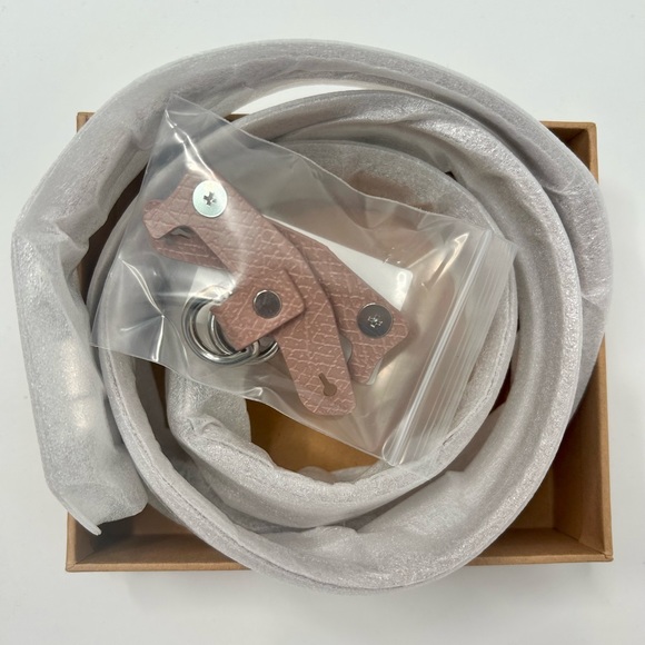 Crossbody leather strap set to transform bags or pouches, pink, silver hardware - Picture 10 of 11